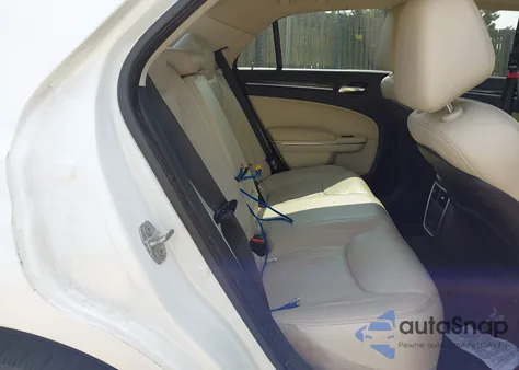 2015 Chrysler 300 Limited z USA, uszkodzony, nr VIN 2C3CCAAG9FH742928